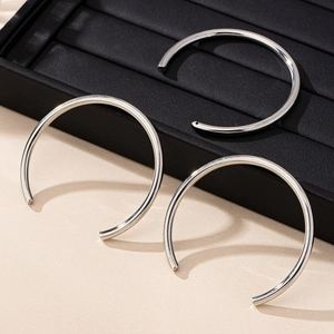 Ensemble de bracelets joncs argentés en forme de C avec finition polie brillante