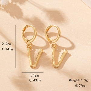 Detailed size specifications for gold bamboo texture letter V hoop earrings
