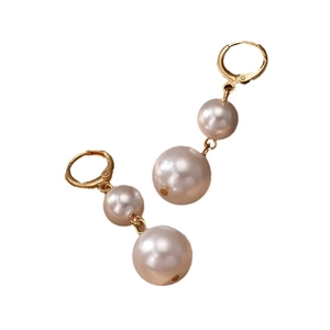 Boucles d'oreilles élégantes en or avec double perle blanche pour un style minimaliste
