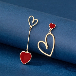 Boucles d'oreilles cœur asymétriques en métal doré et émail rouge sur bleu