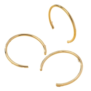 Ensemble de trois boucles d'oreilles et bijoux dorés polis de forme C minimaliste