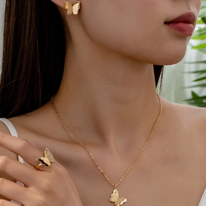 Bijoux Papillon Élégants Alliage Plaqué Or Collier Boucles D'oreilles Puces Bague Ouverte Fini Mat Poli Pour Femmes