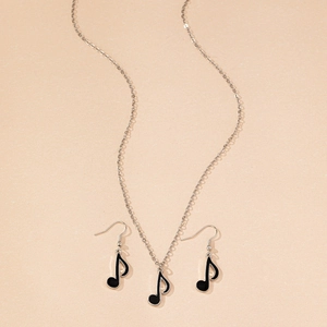 Détails de la parure musicale en argent avec pendentif et boucles d'oreilles en émail