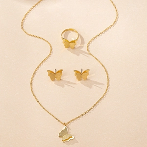 Vue détaillée du parure de bijoux papillon dorés avec finitions mates et polies