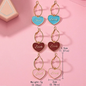 Tre paia di orecchini a cuore Love in blu, rosso e rosa con anelli dorati