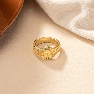 Anello vintage dorato con quadrante di orologio e fascia strutturata in stile retrò