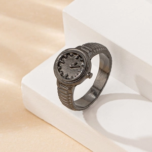 Anello stile orologio nero canna di fucile con texture cinturino su base bianca