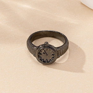 Macro di anello punk nero in lega con quadrante di orologio vintage e trama del cinturino