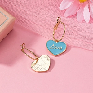 Orecchini a cuore dorati con smalto azzurro e incisione Love su sfondo rosa