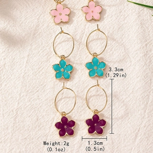 Boucles d'oreilles fleurs émaillées rose bleu et violet avec détails dorés