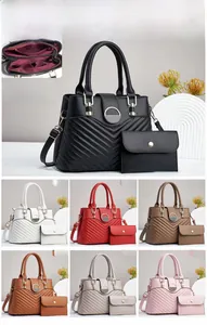 Detail der Tragetasche mit V-Steppung, Metallschnalle und passender kleiner Tasche