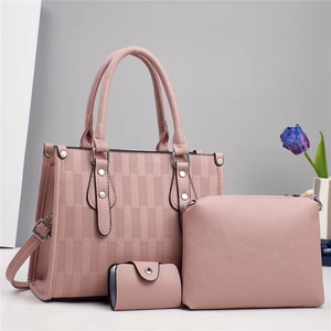 Dettaglio set borsa rosa con trama litchi, finitura intrecciata e fibbie in metallo