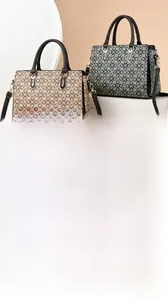 Vue détaillée des sacs cabas rétro en marron et gris avec motifs floraux et ferrures dorées