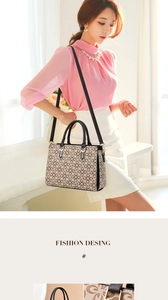 Détail du sac à main à fleurs avec sangles en cuir PU noir et finitions argentées