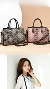 Détails de sacs à main imprimés gris et marron avec motifs floraux et anses en cuir