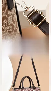 Détail de la boucle en métal doré et du motif rétro sur le sac à bandoulière vintage