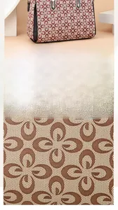 Détail de la texture du tissu tissé à motif floral marron pour un grand sac à bandoulière