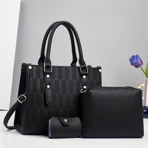 Set di tre borse nere in pelle con grana litchi, tote con anelli metallici e borchie