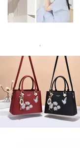 Détails des sacs en cuir rouge et noir avec broderie florale et pendentif en perles