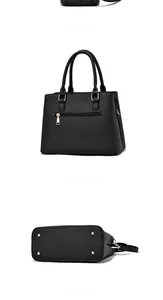 Vue détaillée du sac à main noir montrant la poche arrière zippée et les pieds dorés