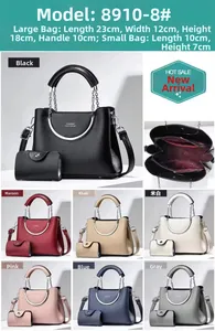 Détails du sac seau avec porte-monnaie en cuir grainé lychee et doublure rouge élégante