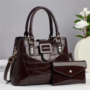 Vintage bordeauxrode handtas en portemonnee set met krokodillenpatroon en glans