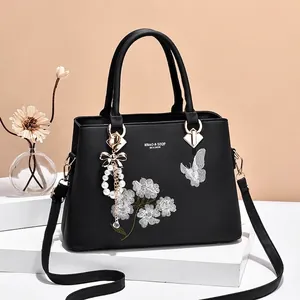 Sac à main Boston noir élégant avec broderie florale et détails de breloque en perle