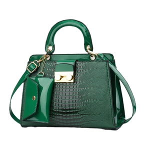 Emerald green lizard pattern handbag set with golden clasp and matching coin purse
