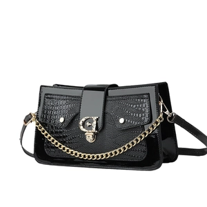 Sac bandoulière chic en cuir gaufré lézard noir avec chaîne dorée et boucle en G