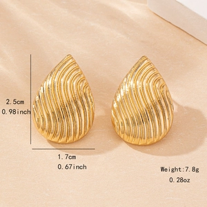 Goldene Tropfenohrringe mit Streifentextur, Größe 2,5x1,7 cm und Gewicht 7,8 g