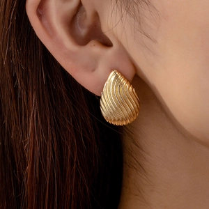 Teardrop Ohrstecker Vertikale Wellentextur Gestreifte Metallische Zinklegierung Französischer Eleganter Minimalistischer Schmuck Für Frauen