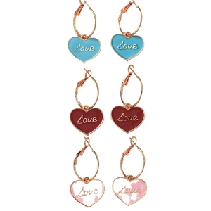 Tre paia di orecchini a cuore con scritta Love dorata in blu, rosso e marmo sfumato