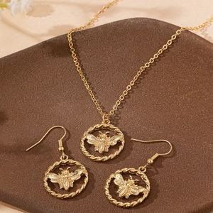 Ensemble collier et boucles d'oreilles abeille dorée avec détails de texture de corde