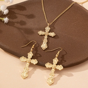 Ensemble collier et boucles d'oreilles croix baroque dorée aux motifs floraux vintage