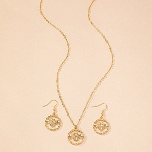 Détail de la parure abeille avec collier et boucles d'oreilles aux cercles dorés torsadés