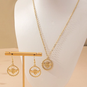 Parure de bijoux abeille dorée avec collier à pendentif et boucles d'oreilles assorties