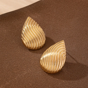 Elegante goldene Tropfenohrringe mit vertikaler Wellentextur und poliertem Finish