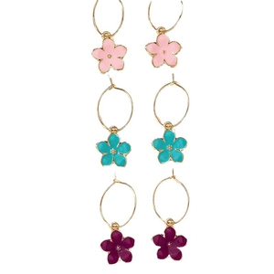 Trois paires de boucles d'oreilles créoles dorées avec fleurs émaillées multicolores