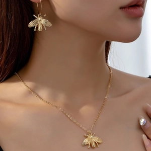 Mode Abeille Alliage Couleur Or Collier Pendentif Animal Et Boucles Oreilles Créoles Pour Femmes Style Tendance