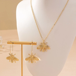 Parure de bijoux abeille dorée avec collier et boucles d'oreilles créoles chic