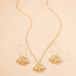 Parure de bijoux abeille dorée avec collier à pendentif et grandes créoles assorties