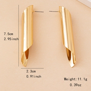 Boucles d'oreilles pendantes torsadées dorées au fini poli pour un look moderne et épuré