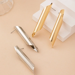 Boucles d'oreilles minimalistes en métal torsadé irrégulier, finitions or et argent