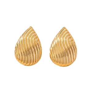 Elegante goldene Tropfenohrringe mit vertikaler Wellenstruktur und hochglänzendem Metallfinish