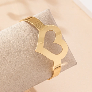 Bracelet jonc ouvert cœur évidé doré élégant avec une finition polie minimaliste