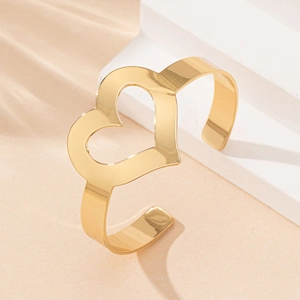 Bracelet jonc doré élégant avec cœur ajouré et design minimaliste à large bande