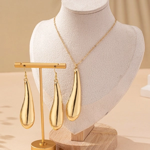 Parure de bijoux dorés élégants avec collier pendentif goutte et boucles d'oreilles