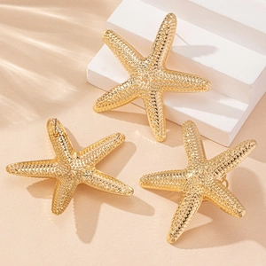 Vue détaillée de l'ensemble de bijoux étoile de mer dorée au style plage d'été