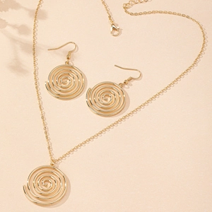 Detail eines eleganten vergoldeten Schmucksets mit Spiralhalskette und Ohrringen