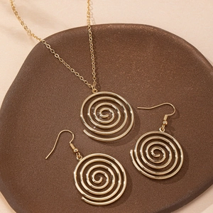 Elegantes Schmuckset mit goldenen Spiralen-Halsketten und Ohrringen für Damen